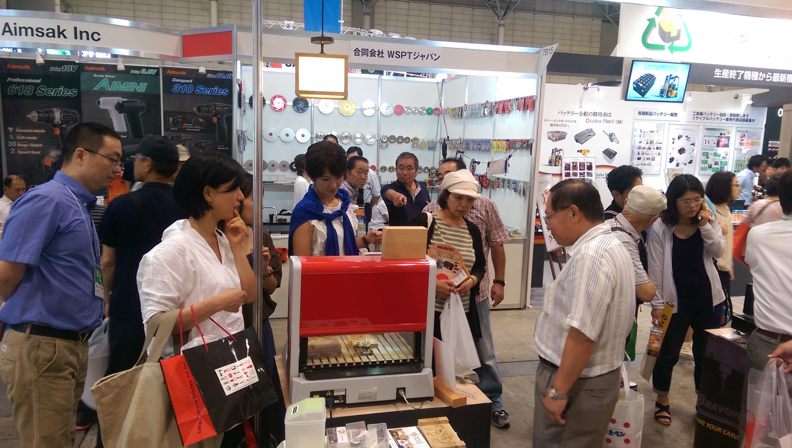 JAPAN_DIY_HOME_CENTER_SHOW_2016_Desktop_home_use_wood_cnc_engraving_machine